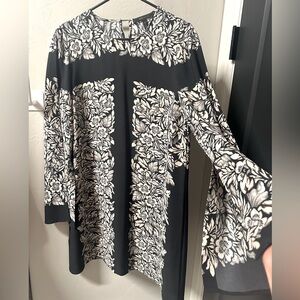 BCBGMAXAZRIA dark grey print dress with flowy sleeves size medium